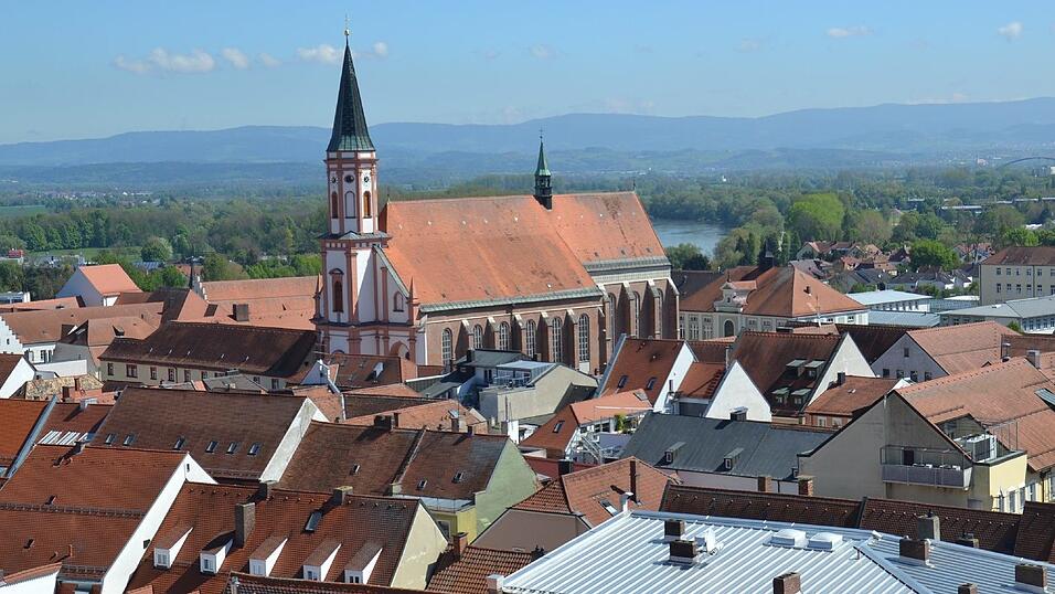 Besonders bei klarem Wetter geht der Ausblick nicht nur in die Stadt Straubing, sondern weit in den Gäuboden und in den Bayerischen Wald.