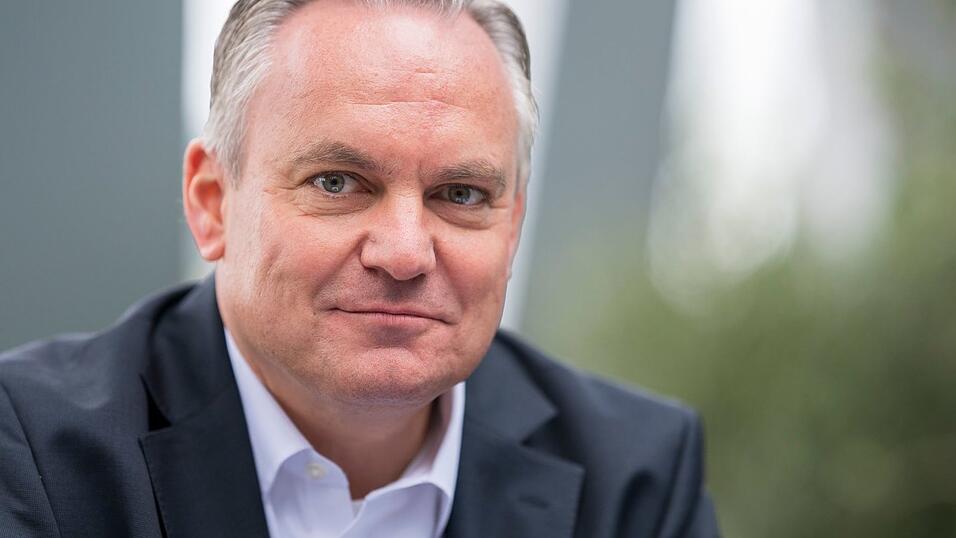 Weil der Oberbürgermeister von Ingolstadt, Christian Scharpf (SPD), nach München wechselt, muss in Ingolstadt vorzeitig ein neuer OB gewählt werden. (Archivbild) Weil der Oberbürgermeister von Ingolstadt, Christian Scharpf (SPD), nach München wechselt, muss in Ingolstadt vorzeitig ein neuer OB gewählt werden. (Archivbild)
