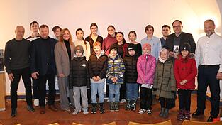 Lehrer Stefan Amberger (rechts), Bürgermeister Martin Stoiber (Zweiter von rechts), Rudolf Zell (links), Schulleiter des Robert-Schuman-Gymnasiums, zweiter Bürgermeister Walter Dendorfer (Dritter von links) und Grundschullehrerin Carolin Meierhofer (Fünfte von links) freuen sich mit den beteiligten Schülern über das gelungene P-Seminar. Lehrer Stefan Amberger (rechts), Bürgermeister Martin Stoiber (Zweiter von rechts), Rudolf Zell (links), Schulleiter des Robert-Schuman-Gymnasiums, zweiter Bürgermeister Walter Dendorfer (Dritter von links) und Grundschullehrerin Carolin Meierhofer (Fünfte von links) freuen sich mit den beteiligten Schülern über das gelungene P-Seminar.