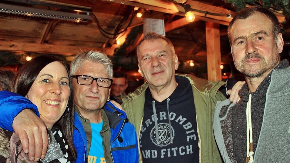 Die Landshuter haben am Freitagabend an der Weihnachtspyramide ausgelassen gefeiert. Die Landshuter haben am Freitagabend an der Weihnachtspyramide ausgelassen gefeiert.