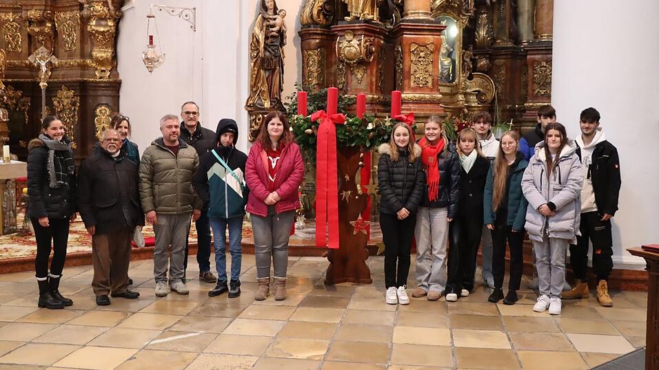 Bei der Übergabe des Adventkranzes in der Karmelitenkirche: Prior Pater Sunny Kodiyan (2.v.l.), Fachlehrerin Christine Storz, (3.v.l.), Harald Dietlmeier (5.v.l.), ständiger Vertreter der Schulleiterin Hermine Eckl, mit den Florist-Auszubildenden und Schülern der Partnerklasse aus dem Bildungszentrum St. Wolfgang mit ihrem Lehrer (4.vl.). Bei der Übergabe des Adventkranzes in der Karmelitenkirche: Prior Pater Sunny Kodiyan (2.v.l.), Fachlehrerin Christine Storz, (3.v.l.), Harald Dietlmeier (5.v.l.), ständiger Vertreter der Schulleiterin Hermine Eckl, mit den Florist-Auszubildenden und Schülern der Partnerklasse aus dem Bildungszentrum St. Wolfgang mit ihrem Lehrer (4.vl.).