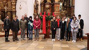 Bei der Übergabe des Adventkranzes in der Karmelitenkirche: Prior Pater Sunny Kodiyan (2.v.l.), Fachlehrerin Christine Storz, (3.v.l.), Harald Dietlmeier (5.v.l.), ständiger Vertreter der Schulleiterin Hermine Eckl, mit den Florist-Auszubildenden und Schülern der Partnerklasse aus dem Bildungszentrum St. Wolfgang mit ihrem Lehrer (4.vl.).