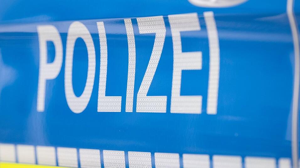 In Erlangen rückte die Polizei an, nachdem ein Mann auf einem Konzert den Hitlergruß gezeigt hatte. (Symbolbild)