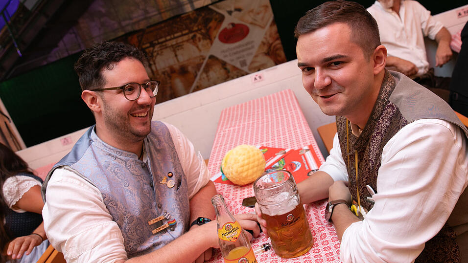 Die Partybilder vom Montag, 18. August, aus dem Festzelt Greindl. Die Partybilder vom Montag, 18. August, aus dem Festzelt Greindl.