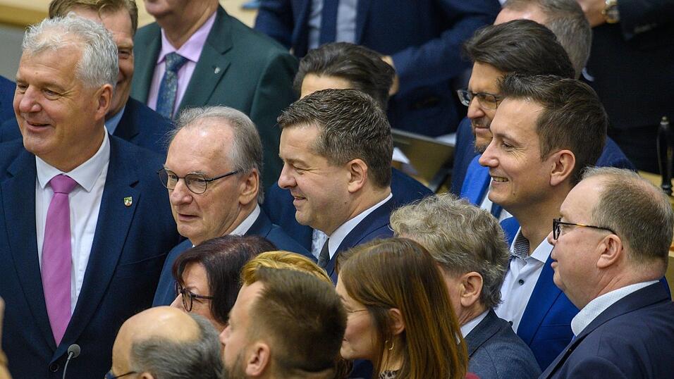 Reiner Haseloff und Sven Schulze umringt von Parlamentariern.