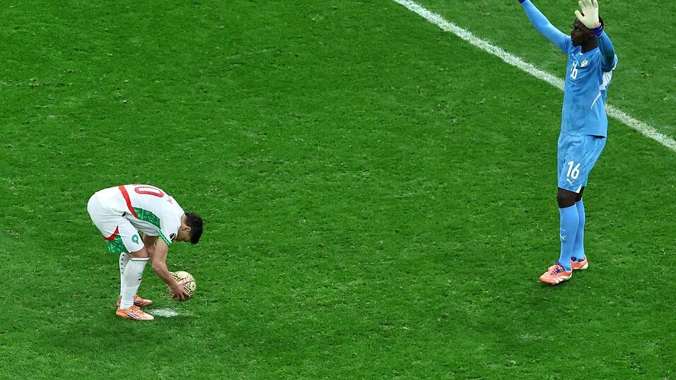 Der Ausl&ouml;ser f&uuml;r die Proteste war der umstrittene Elfmeter, den D&iacute;az (links) schlie&szlig;lich vergab. (Archivfoto)