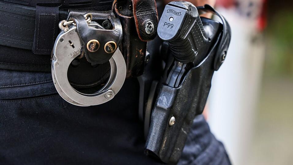 Zwei Polizisten erschie&szlig;en einen Hund bei einem Einsatz im Kreis Harburg. (Symbolbild)