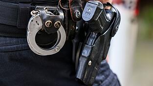 Zwei Polizisten erschie&szlig;en einen Hund bei einem Einsatz im Kreis Harburg. (Symbolbild)