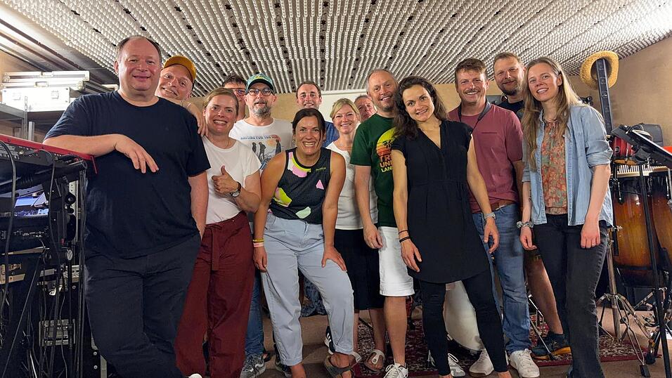 Die Café Zinnober Big Band bei der Gesamtprobe im legendären Musikkeller im Hause Traurig. Die Café Zinnober Big Band bei der Gesamtprobe im legendären Musikkeller im Hause Traurig.