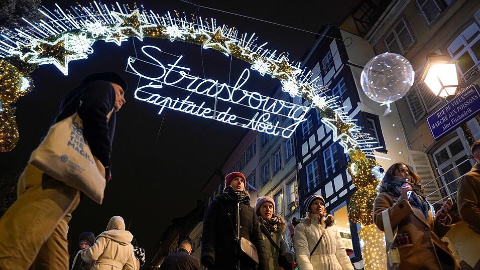 Der Weihnachtsmarkt in Straßburg lockt inzwischen über drei Millionen Besucher (Archivbild). Der Weihnachtsmarkt in Straßburg lockt inzwischen über drei Millionen Besucher (Archivbild).
