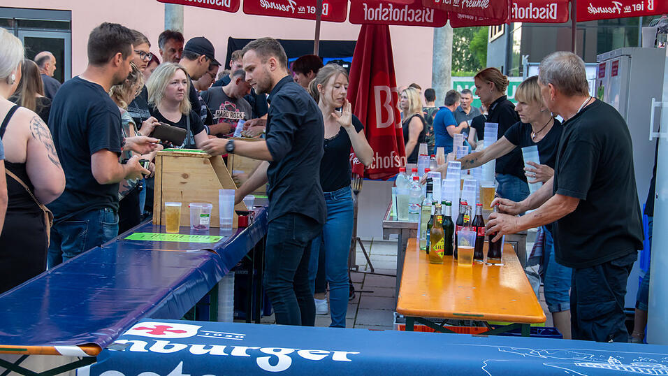 Die Rammstein-Coverband Stahlzeit begeisterte beim Campus Open Air Deggendorfer Fans. Die Rammstein-Coverband Stahlzeit begeisterte beim Campus Open Air Deggendorfer Fans.