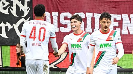 Noahkai Bank (l) und Mert Kömür (M) beim Torjubel. Beim 3:1 gegen Wolfsburg trafen beide Youngster zuletzt. (Archivbild)