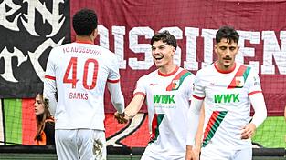 Noahkai Bank (l) und Mert Kömür (M) beim Torjubel. Beim 3:1 gegen Wolfsburg trafen beide Youngster zuletzt. (Archivbild)