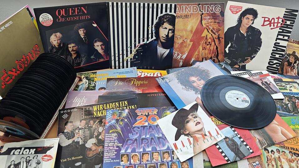Ein kleiner Teil der Sammlung des Autors. Zusammengetragen aus Erbstücken, Hausauflösungen oder Trödelmärkten - die Musikmischung ist durchaus wild. Ein kleiner Teil der Sammlung des Autors. Zusammengetragen aus Erbstücken, Hausauflösungen oder Trödelmärkten - die Musikmischung ist durchaus wild.