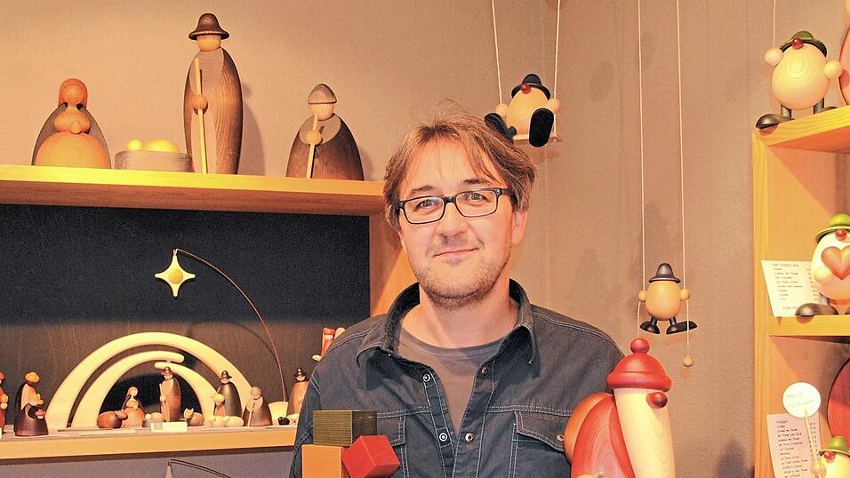 Der Designer und Kunsthandwerker Björn Köhler in seiner Werkstattgalerie in Eppendorf. Der Designer und Kunsthandwerker Björn Köhler in seiner Werkstattgalerie in Eppendorf.