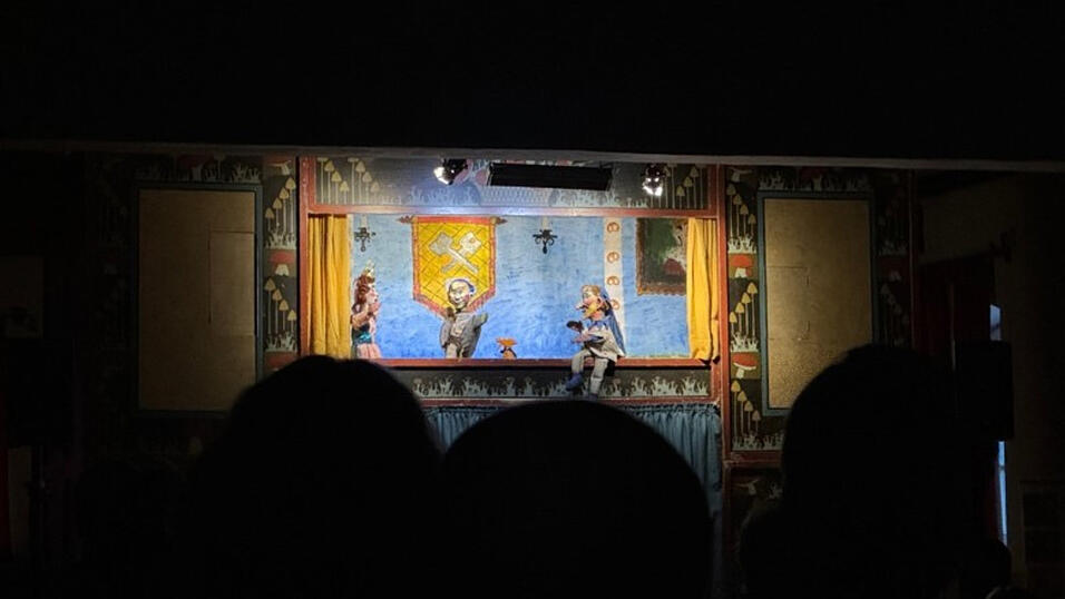 Die Szenerie im Kasperltheater kann vielseitig sein. Doch der Star, der Kasperl, darf natürlich nie fehlen. Hier in einem Stück mit Prinzessin Heike und Seppl.