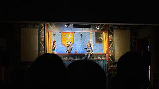 Die Szenerie im Kasperltheater kann vielseitig sein. Doch der Star, der Kasperl, darf natürlich nie fehlen. Hier in einem Stück mit Prinzessin Heike und Seppl.