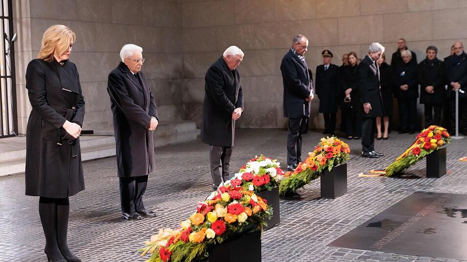 Vor der Gedenkstunde zum Volkstrauertag legen die Spitzen des Staates und Italiens Präsident Mattarella Kränze in der Neuen Wache in Berlin nieder Vor der Gedenkstunde zum Volkstrauertag legen die Spitzen des Staates und Italiens Präsident Mattarella Kränze in der Neuen Wache in Berlin nieder