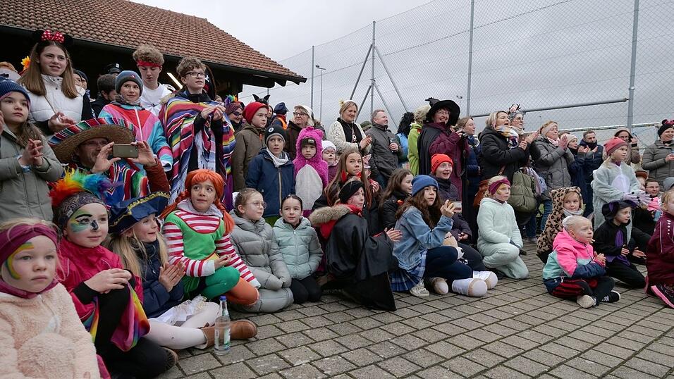 Beste Stimmung herrschte unter den bunt gekleideten Besuchern des Gemeindefaschings