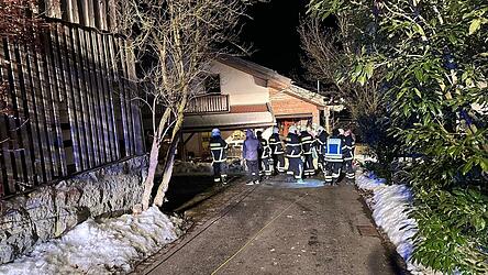 Die brennende Matratze wurde durch einen Atemschutztrupp ins Freie bef&ouml;rdert.
