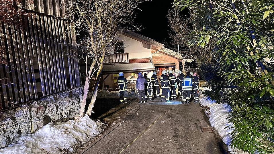 Die brennende Matratze wurde durch einen Atemschutztrupp ins Freie bef&ouml;rdert.