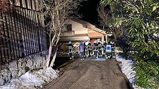 Die brennende Matratze wurde durch einen Atemschutztrupp ins Freie bef&ouml;rdert.