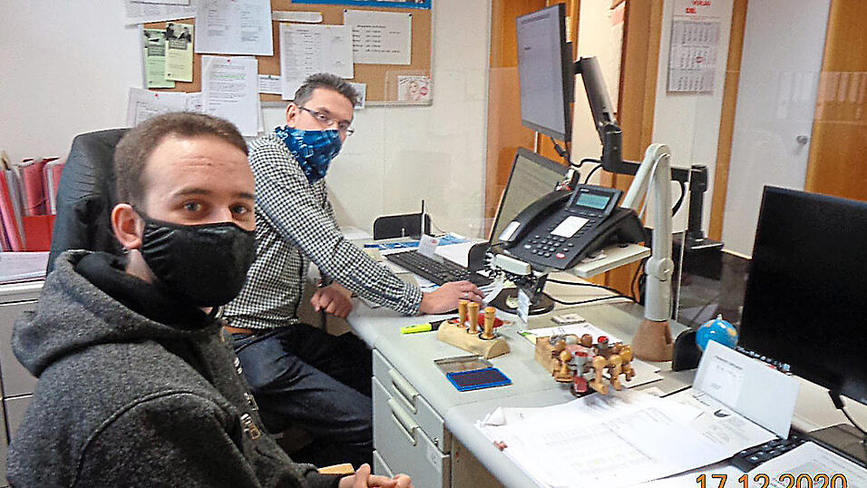 Martin Weber, Bauamt/IT, und Martin Ostermeier, Standesbeamter, setzen die Digitalisierung der Personenstandsurkunden mit der F&ouml;rderung des 'Digitalen Rathaus' im Markt Altdorf um.