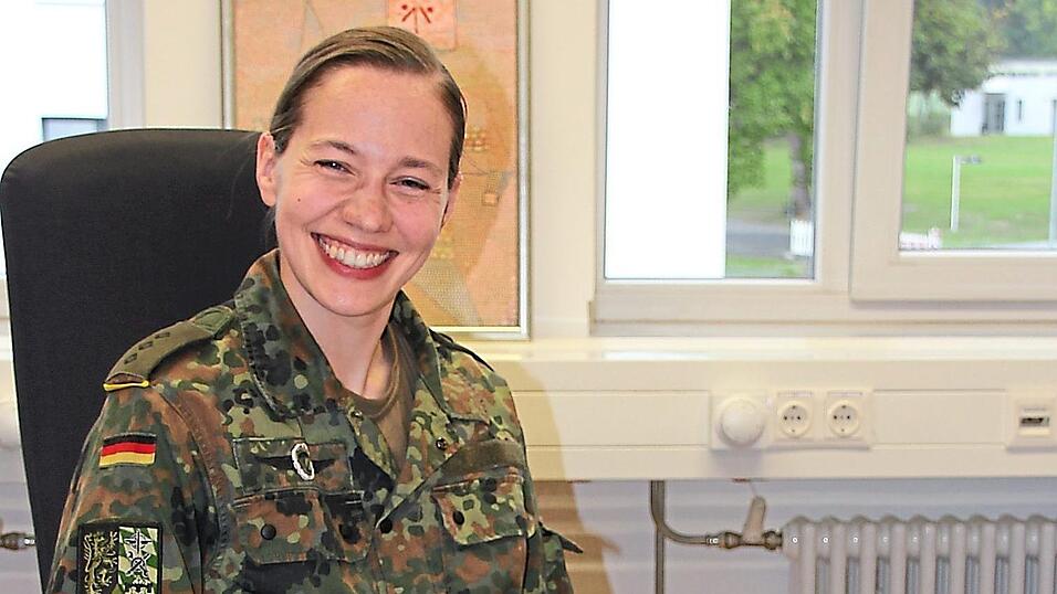 Durch die Bundeswehr lernte Nora B., Charakterstärke zuzulassen. Seit zwei Monaten ist sie Kompaniechefin der Stabs- und Unterstützungskompanie der Panzerbrigade 12 in Cham. Durch die Bundeswehr lernte Nora B., Charakterstärke zuzulassen. Seit zwei Monaten ist sie Kompaniechefin der Stabs- und Unterstützungskompanie der Panzerbrigade 12 in Cham.