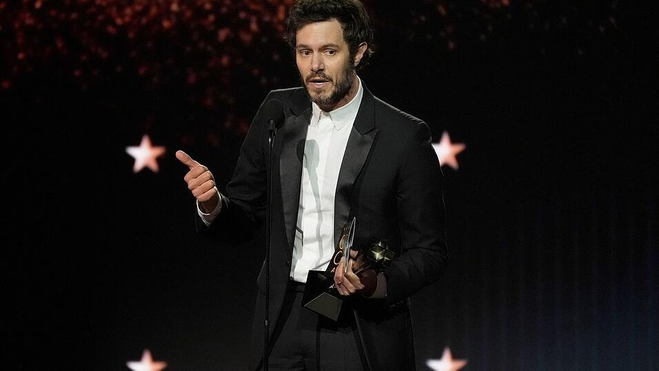 Adam Brody spielte einen Rabbi in der Serie «Nobody Wants This» an der Seite von Kristen Bell und wurde nun als bester Schauspieler in einer Comedyserie ausgezeichnet.