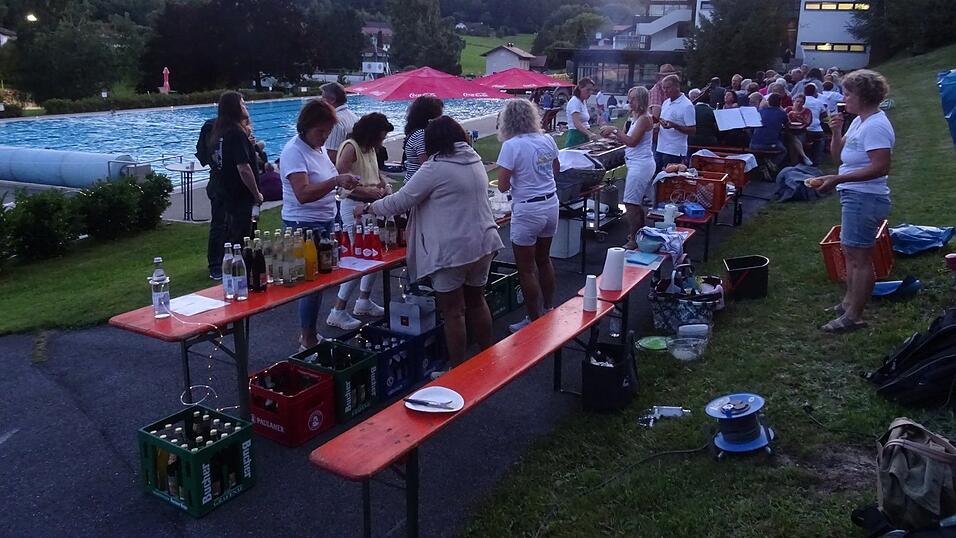 Hochbetrieb herrschte gleich zu Beginn des Schwimmens bei Kerzenschein im Viechtacher Freibad am Verpflegungsstand. Lange saßen die vielen Gäste zusammen und genossen den lauen Sommerabend. Genügend Gesprächsstoff lieferte dazu die neue Planung für das Freibad, die am Montag vorgestellt wurde. Hochbetrieb herrschte gleich zu Beginn des Schwimmens bei Kerzenschein im Viechtacher Freibad am Verpflegungsstand. Lange saßen die vielen Gäste zusammen und genossen den lauen Sommerabend. Genügend Gesprächsstoff lieferte dazu die neue Planung für das Freibad, die am Montag vorgestellt wurde.