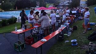 Hochbetrieb herrschte gleich zu Beginn des Schwimmens bei Kerzenschein im Viechtacher Freibad am Verpflegungsstand. Lange saßen die vielen Gäste zusammen und genossen den lauen Sommerabend. Genügend Gesprächsstoff lieferte dazu die neue Planung für das Freibad, die am Montag vorgestellt wurde.