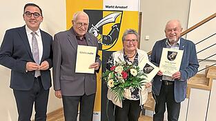 Bürgermeister Christoph Brunner überreichte die Urkunden und steckte die Goldene Ehrennadel drei engagierten Bürgern an: Josef Huber, Waltraud Schinnerl und Johann Seidl.