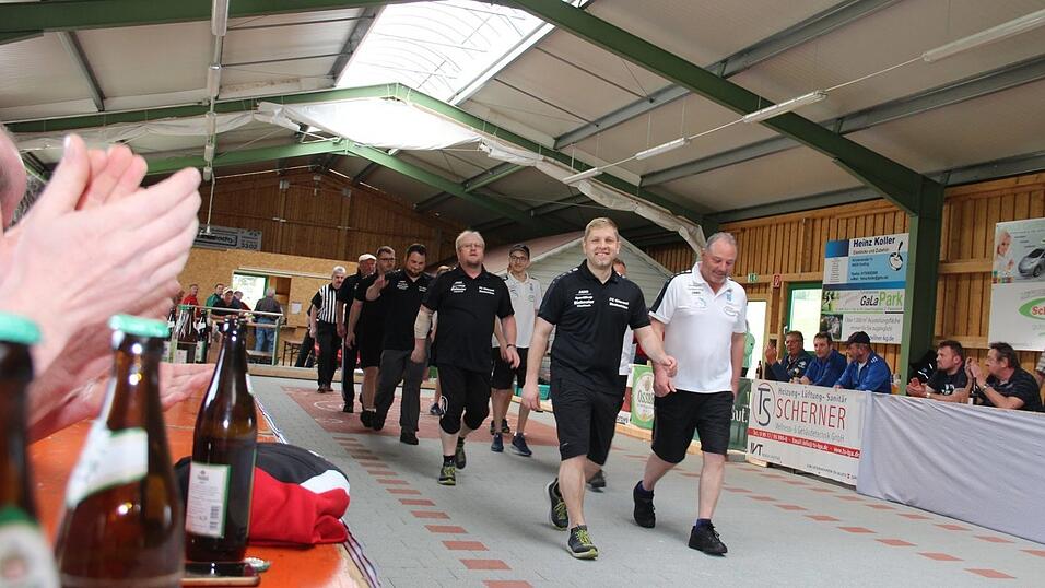 Trotz einer 3:1-F&uuml;hrung mussten sich die Buam aus dem Lamer Winkel am Ende dem TSV Hartpenning verdient mit 3:7 geschlagen geben.