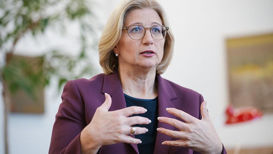Saarlands Ministerpräsidentin Anke Rehlinger sieht den Umbau der saarländischen Industrie in Gefahr Saarlands Ministerpräsidentin Anke Rehlinger sieht den Umbau der saarländischen Industrie in Gefahr