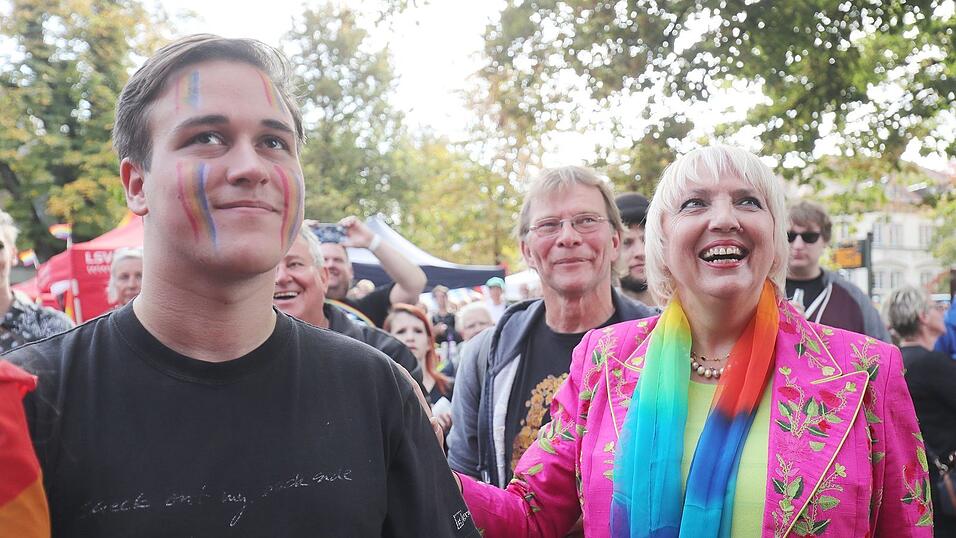 Knapp 2.000 Teilnehmer feierten am Samstag in Landhut den ersten Christopher-Street-Day Niederbayerns.