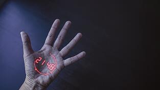 Ist das die Zukunft? Ein Ger&auml;t, das auf die Handfl&auml;che projiziert.