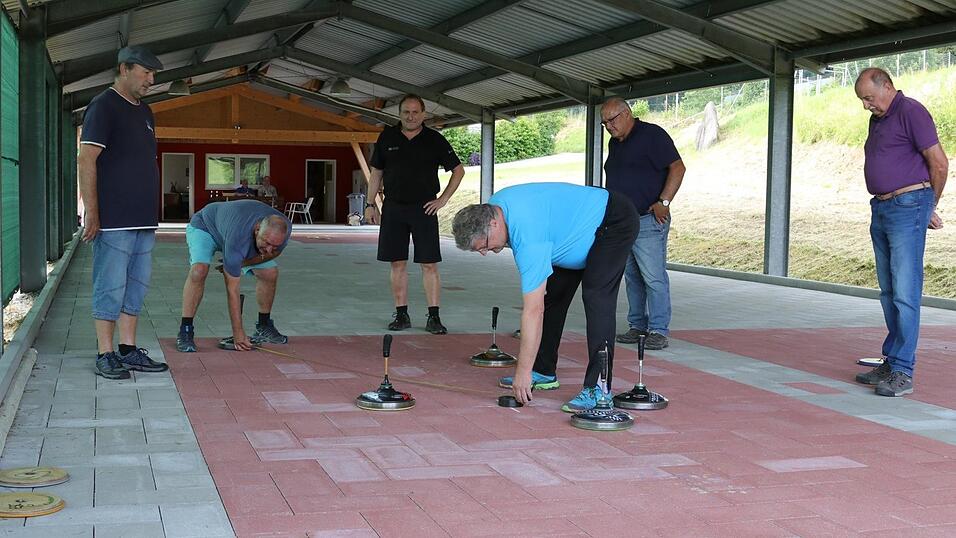 Der Gro&szlig;teil der insgesamt 1.130 Vereine in Bayern spielt auf eigenen Stockbahnen mit Asphalt oder Pflaster als Belag. Um g&auml;nzlich wetterunabh&auml;ngig zu sein, sind viele davon, wie hier in Geiersthal, auch &uuml;berdacht.