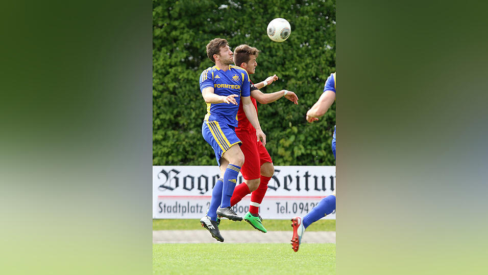 Der TSV Bogen versetzte dem Favoriten aus Affing in der Nachspielzeit den Lucky Punch und siegte mit 2:1 (Foto: Schindler). Der TSV Bogen versetzte dem Favoriten aus Affing in der Nachspielzeit den Lucky Punch und siegte mit 2:1 (Foto: Schindler).