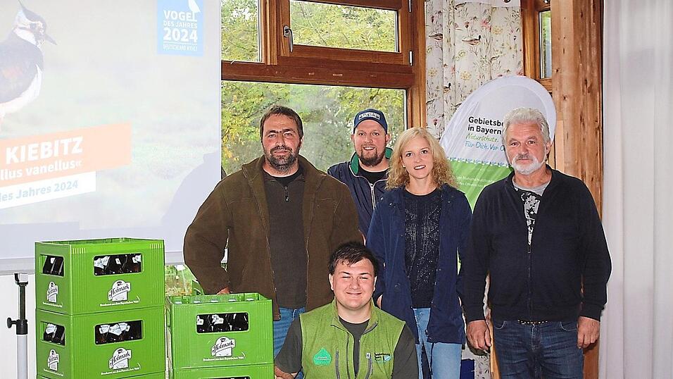 Michael Wagner (Mitte) und Karl-Heinz Schindlatz (rechts) mit den Landwirten, die stellvertretend für die 19 Landwirte, die sich für den Kiebitzschutz engagiert haben, erschienen.