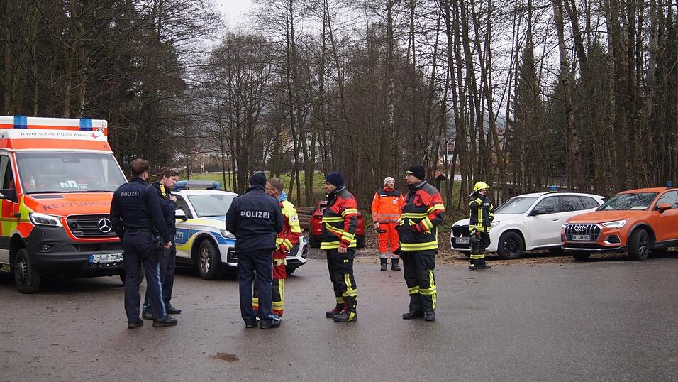 Am Donnerstagmittag suchte die Polizei mit einem größeren Aufgebot nach dem flüchtigen 23-Jährigen. Am Donnerstagmittag suchte die Polizei mit einem größeren Aufgebot nach dem flüchtigen 23-Jährigen.