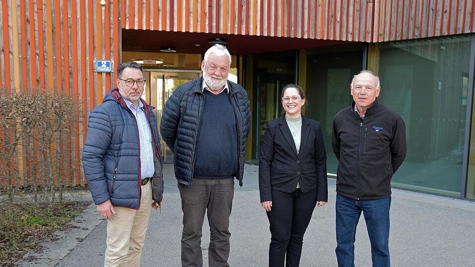 Im Gemeinderats stellte sich diesen Dienstag die neue Quartiersmanagerin Jessica Ginthör (3.v.l.) vor. Das freute auch (v.l.) Vize-Bürgermeister Leo Melerowitz, Bürgermeister Josef Straßer und Seniorenreferent Franz Neumüller. Im Gemeinderats stellte sich diesen Dienstag die neue Quartiersmanagerin Jessica Ginthör (3.v.l.) vor. Das freute auch (v.l.) Vize-Bürgermeister Leo Melerowitz, Bürgermeister Josef Straßer und Seniorenreferent Franz Neumüller.