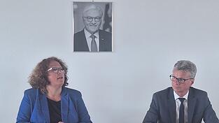 Schulamtsdirektorin Christiane Niedermeier stellte im Beisein von Landrat Bernd Sibler das Konzept für die nächsten zehn Jahre vor. Schulamtsdirektorin Christiane Niedermeier stellte im Beisein von Landrat Bernd Sibler das Konzept für die nächsten zehn Jahre vor.