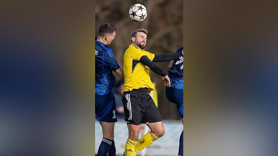 Spielertrainer Daniel Ritzinger bleibt den Simbachern in der kommenden Spielzeit erhalten, er geht damit in seine vierte Saison beim FC-DJK. Spielertrainer Daniel Ritzinger bleibt den Simbachern in der kommenden Spielzeit erhalten, er geht damit in seine vierte Saison beim FC-DJK.