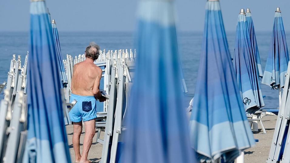 Nach fast einem halben Jahrhundert musste ein italienisches Rentnerpaar seinen Stammplatz am Meer r&auml;umen. (Illustration)