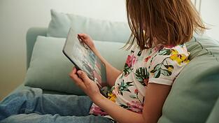Kinder und Jugendliche sind im Netz vielen Gefahren ausgesetzt - Experten von Jugendschutz.net registrierten mehr als 15.000 Jugendschutzverst&ouml;&szlig;e im vergangenen Jahr. (Symbolbild)