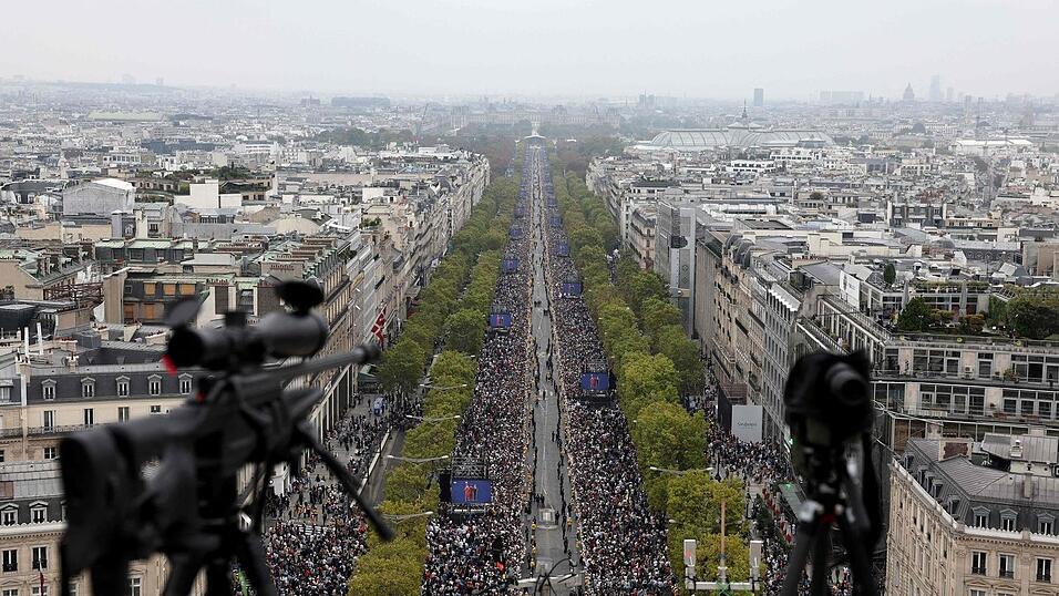 Eine Aufnahme vom Dach des Arc de Triomphe zeigt die großen Menschenmassen, die sich versammelt haben. Eine Aufnahme vom Dach des Arc de Triomphe zeigt die großen Menschenmassen, die sich versammelt haben.