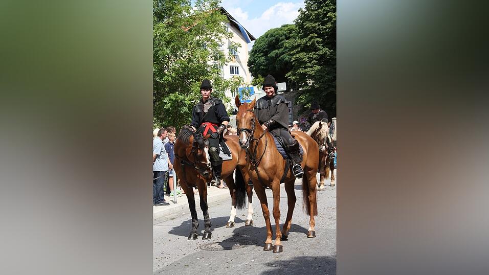 Die schönsten Augenblicke des historischen Drachenstich-Festzuges 2016. Die schönsten Augenblicke des historischen Drachenstich-Festzuges 2016.