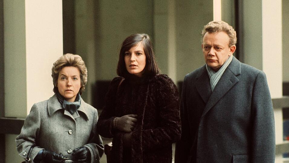 Angela Winkler (Mitte) 1975 in der Titelrolle des Films 'Die verlorene Ehre der Katharina Blum' von Regisseur Volker Schl&ouml;ndorff - hier mit Regine Lutz und Werner Eichhorn. Der Film erz&auml;hlt die Geschichte einer jungen Frau, die unschuldig in die M&uuml;hlen von Justiz und Sensationspresse ger&auml;t.