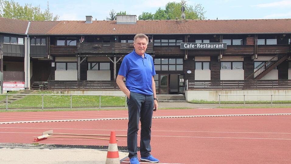 Dieter Filipcic da, wo er sehr oft zu finden ist: an der Weitsprunggrube im Stadion des FTSV Straubing am Alburger Rennweg. Der 81-Jährige nimmt selbst noch regelmäßig an Leichtathletik-Wettbewerben teil und braucht in seinen Paradedisziplinen, dem Sprint und dem Weitsprung, auch international kaum Gegner zu fürchten. Mindestens genauso wichtig ist dem sportlichen Senior aber die Förderung des Straubinger Leichtathletik-Nachwuchses. Dieter Filipcic da, wo er sehr oft zu finden ist: an der Weitsprunggrube im Stadion des FTSV Straubing am Alburger Rennweg. Der 81-Jährige nimmt selbst noch regelmäßig an Leichtathletik-Wettbewerben teil und braucht in seinen Paradedisziplinen, dem Sprint und dem Weitsprung, auch international kaum Gegner zu fürchten. Mindestens genauso wichtig ist dem sportlichen Senior aber die Förderung des Straubinger Leichtathletik-Nachwuchses.