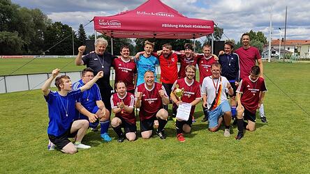 Das Fu&szlig;ballteam der KJF Werkst&auml;tte Straubing jubelt &uuml;ber den Turniersieg im internen Werkst&auml;tten-Duell mit Mitterteich und Eggenfelden.
